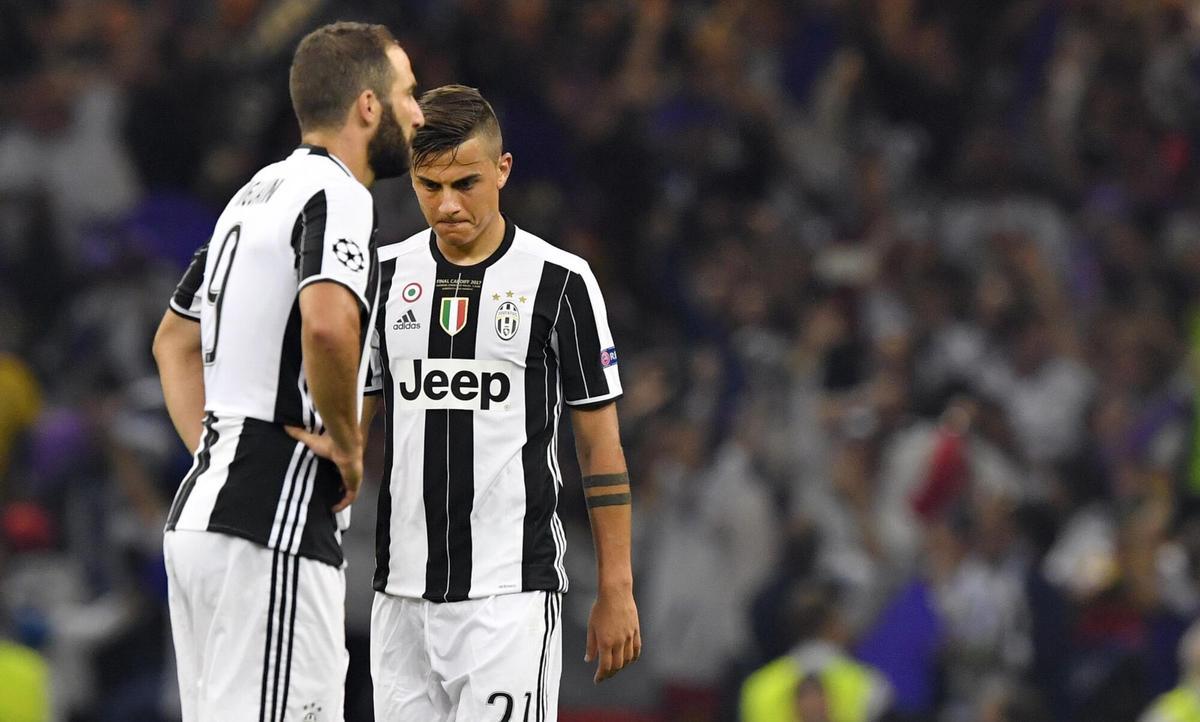UCLF_2017. Cardiff (United Kingdom), 03/06/2017.- Juventus' forwards Paulo Dybala (R) and Gonzalo Higuain react during the UEFA Champions League final between Juventus FC and Real Madrid at the National Stadium of Wales in Cardiff, Britain, 03 June 2017. (Liga de Campeones) EFE/EPA/DANIEL DAL ZENNARO