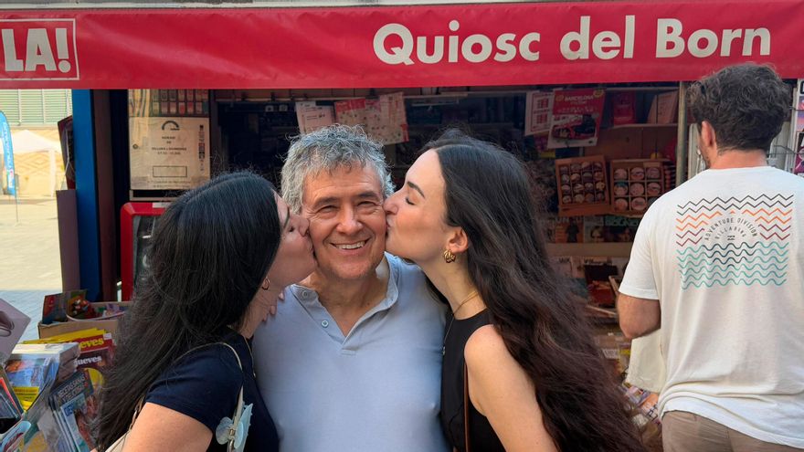 Batucada, vermut y tortilla: así celebra El Born la jubilación del quiosquero Juan Viso