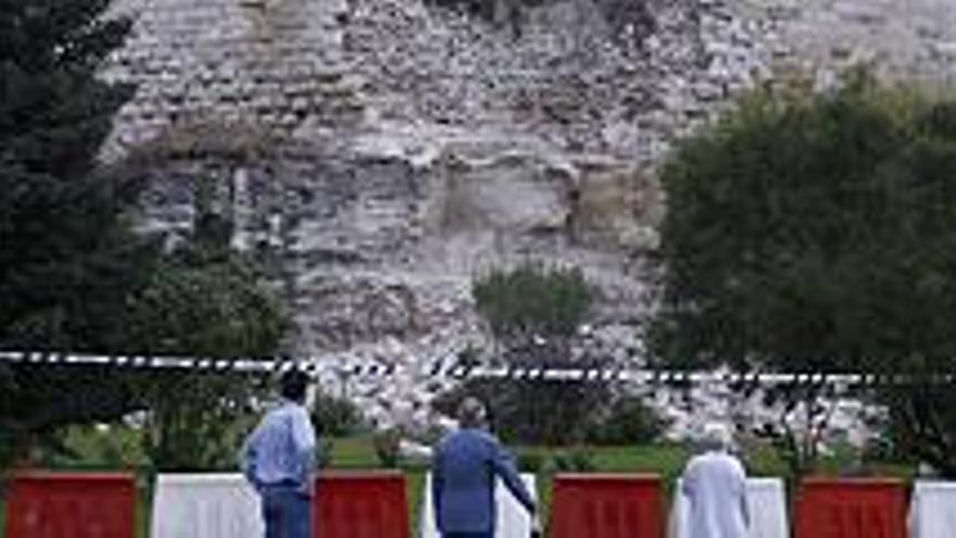 Marzo de 2010.- Muro de los Herreros. Pese a no ser reconocido como tramo de muralla como tal, la actuación en la zona antes de Semana Santa resolvió una reivindicación ciudadana por el peligro que entrañaba el hueco de varios metros en la zona de ocio nocturno. La actuación, asumida por el Ayuntamiento, consistió en una recolocación del muro.