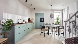 El modelo OMBRA green de Kvik en el espacio ‘Danish Living & Nueva Bauhaus’ de Casa Decor 2021, diseñado por Erico Navazo para la Embajada de Dinamarca