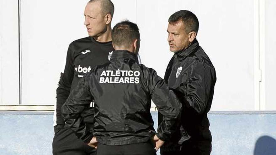 Horacio Melgarejo conversa con Luciano Becchio, que ayer debutó como segundo entrenador.