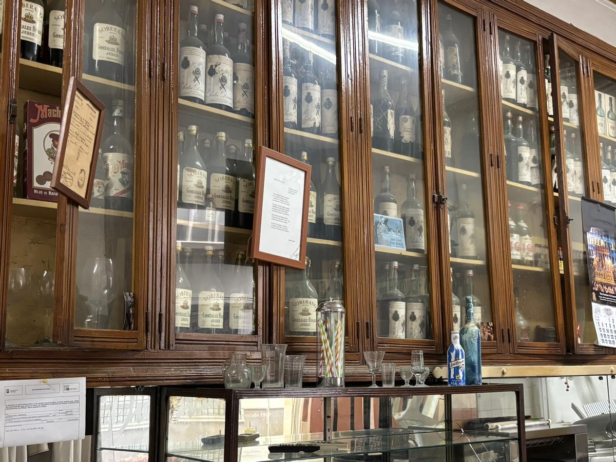 La antigua estantería del bar El Diamante.