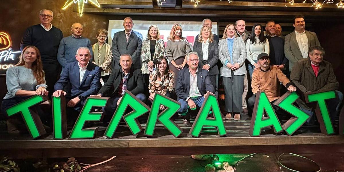 Alcaldes y organizadores del certamen, además de dirigentes regionales, en la presentación del concurso de platos, en Oviedo