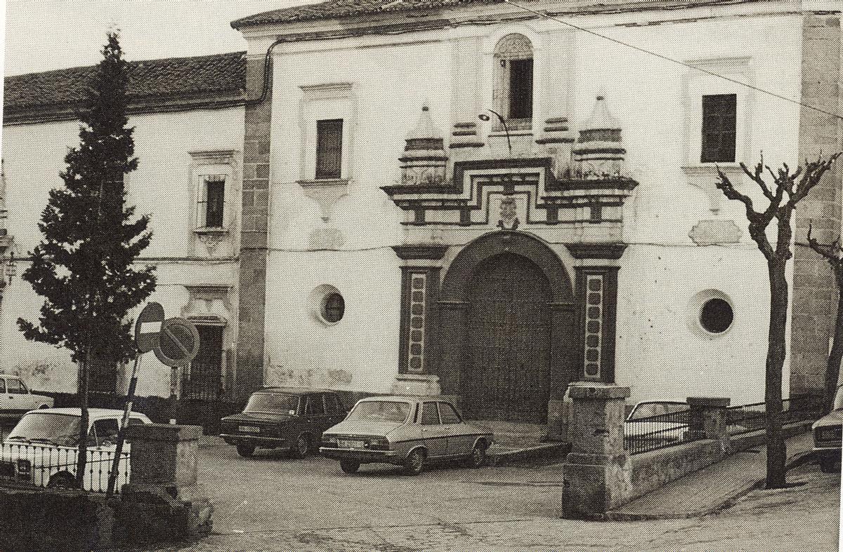 Imagen histórico del edificio de la Asamblea de Extremadura.