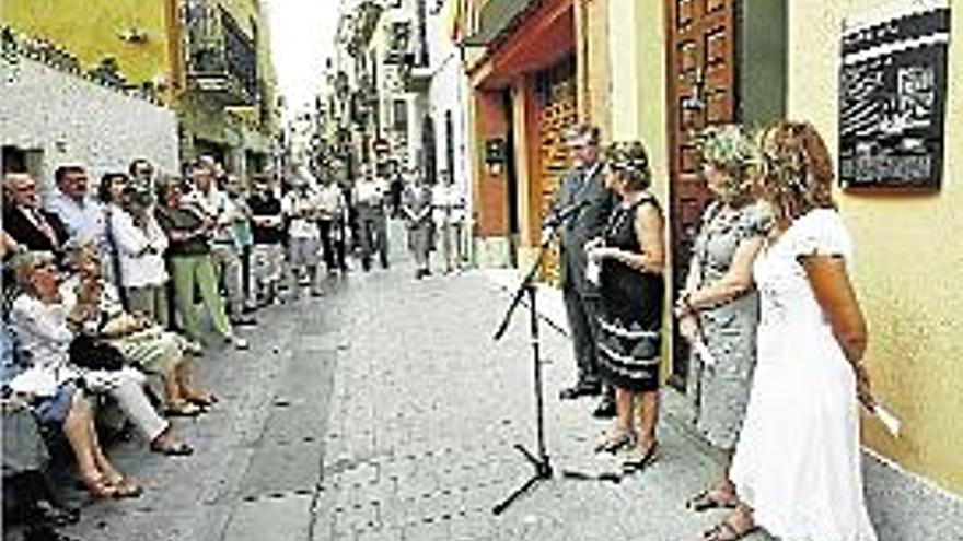 La placa es troba a la casa familiar de Palamós.