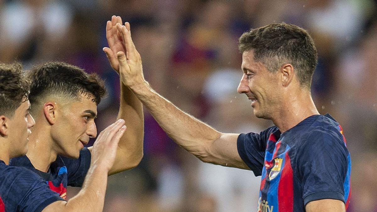 Pedri felicitado por Lewandowski tras un gol en el Gamper