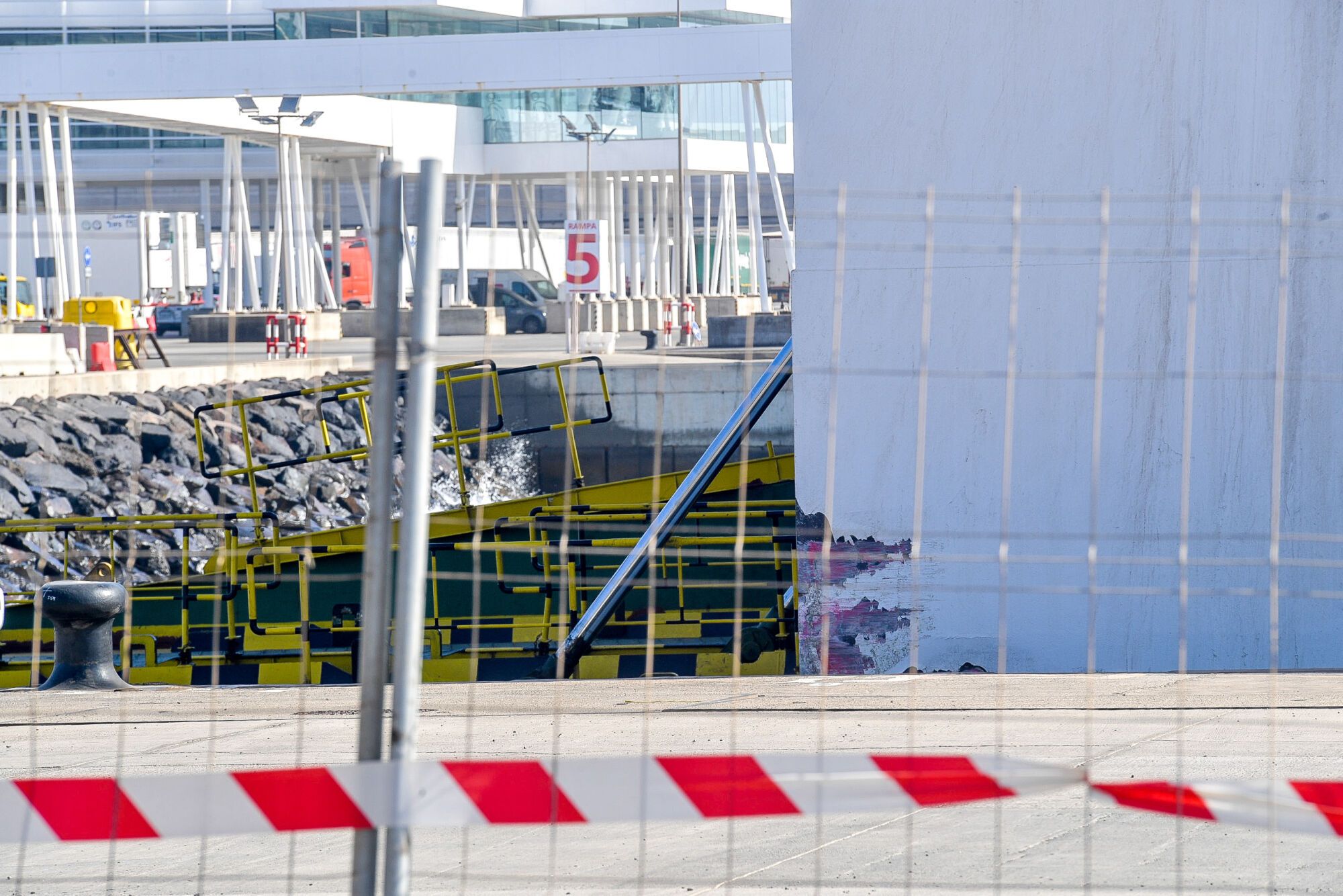 Un barco de Naviera Armas-Trasmediterránea impacta contra un muelle en el Puerto de Las Palmas
