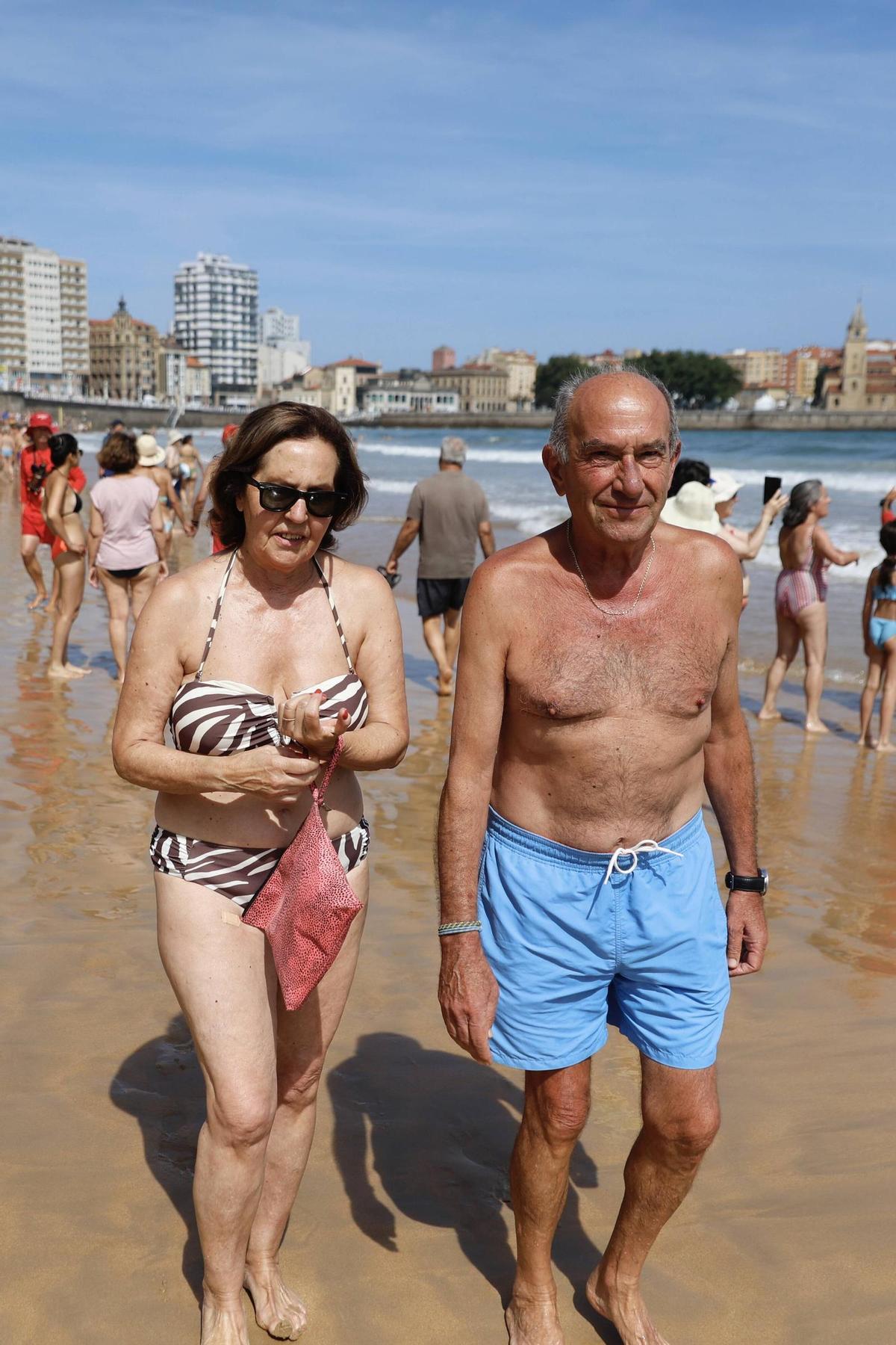 Patricia Coto y Pablo Zapata, de paseo por el arenal de San Lorenzo.