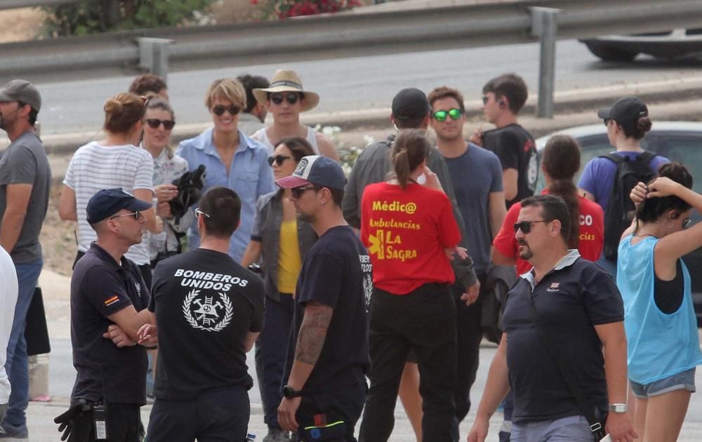 Gabriel Luna y Mackenzie Davis, en un descanso del rodaje con miembros del equipo de Terminator 6.