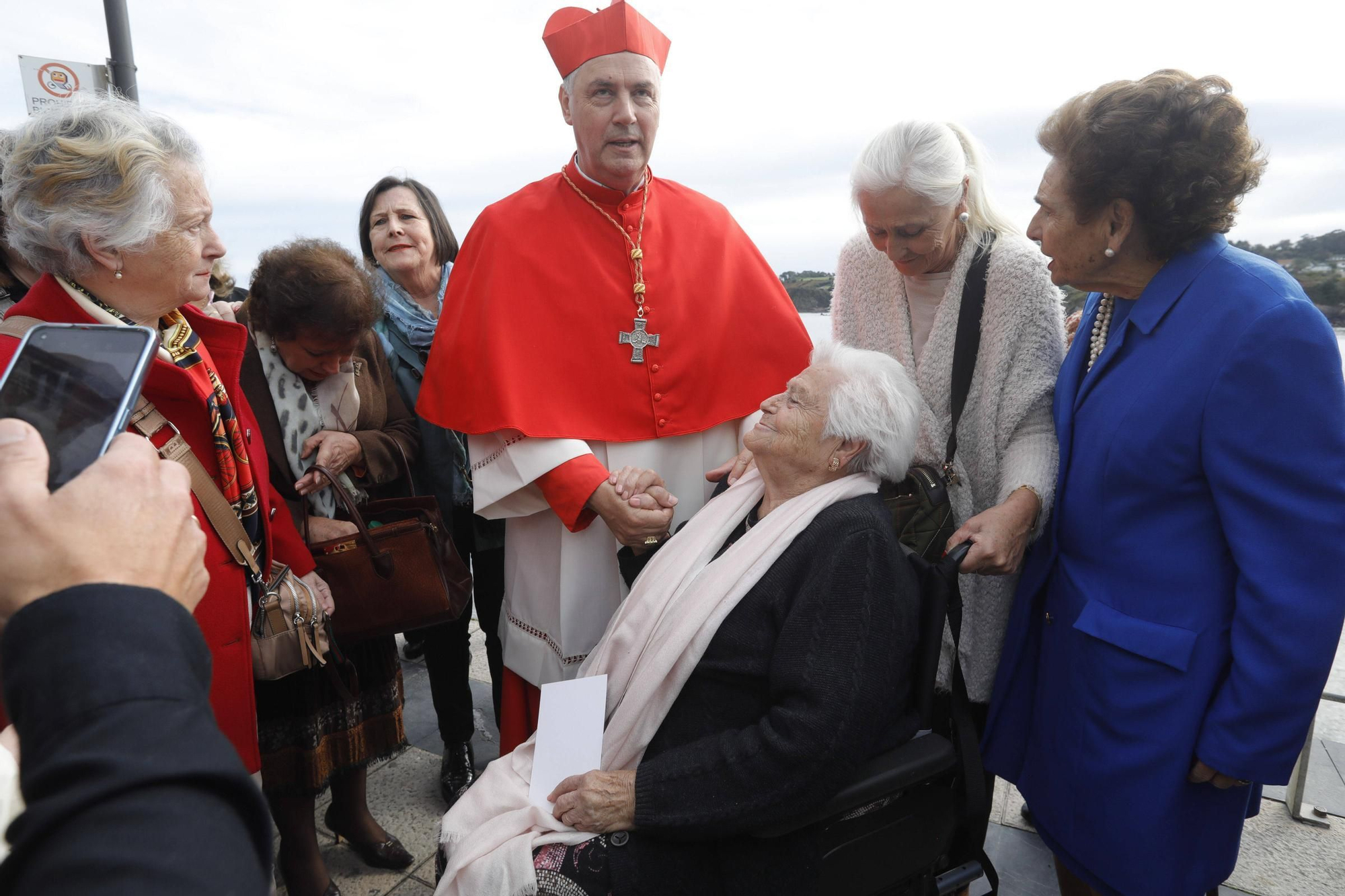 El cardenal Ángel Fernández Artime oficia la primera misa cardenalicia de Gozón en el día de Todos los Santos en la parroquia de Santa María de Luanco