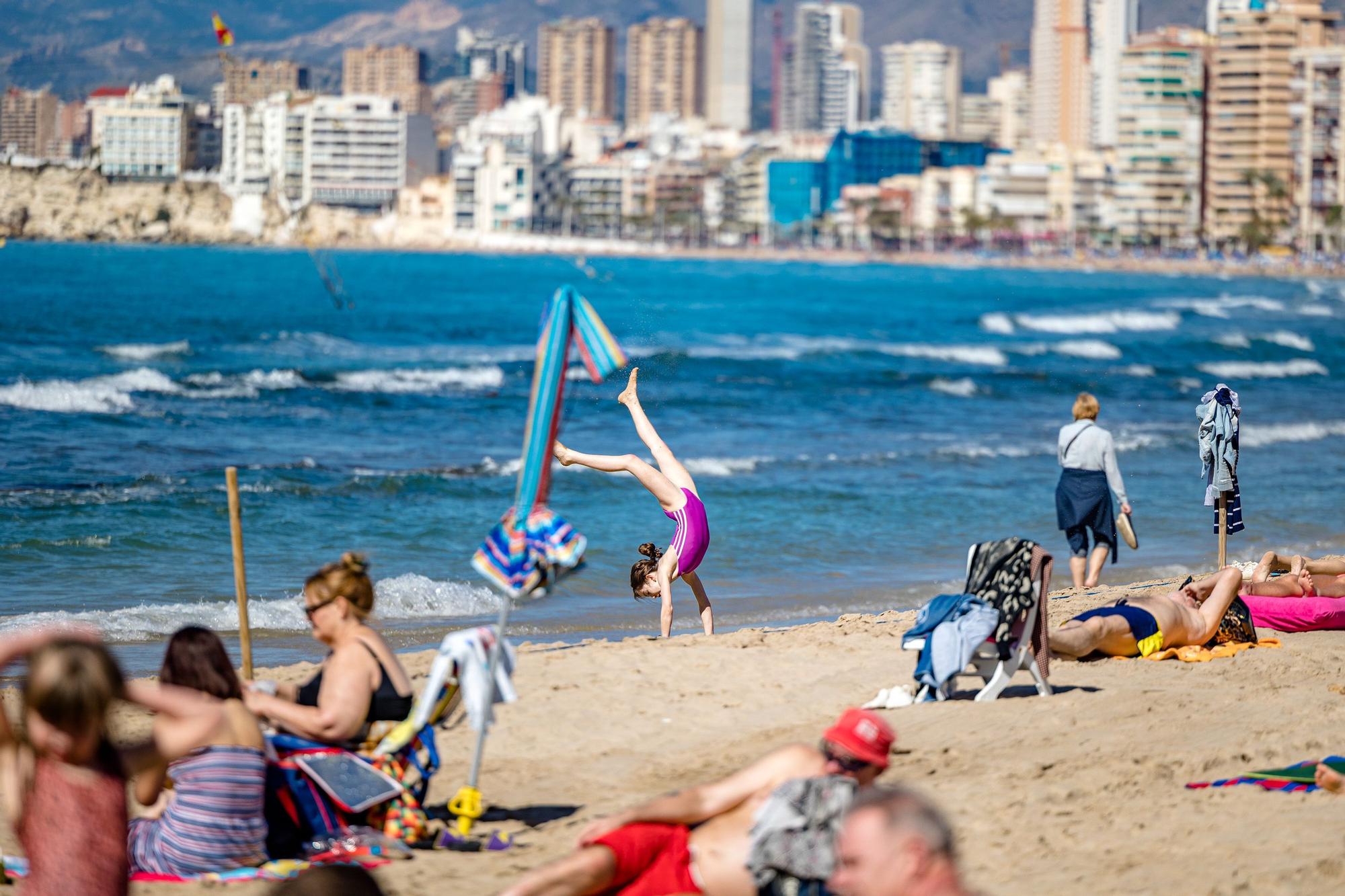 El primer gran test turístico del año tras dos años casi en blanco por las restricciones del covid han despertado la esperanza en el sector, que espera un volumen de negocio similar al de la Pascual de 2019 y que tiene ya operativa el 90% de la planta de hoteles y apartamentos.