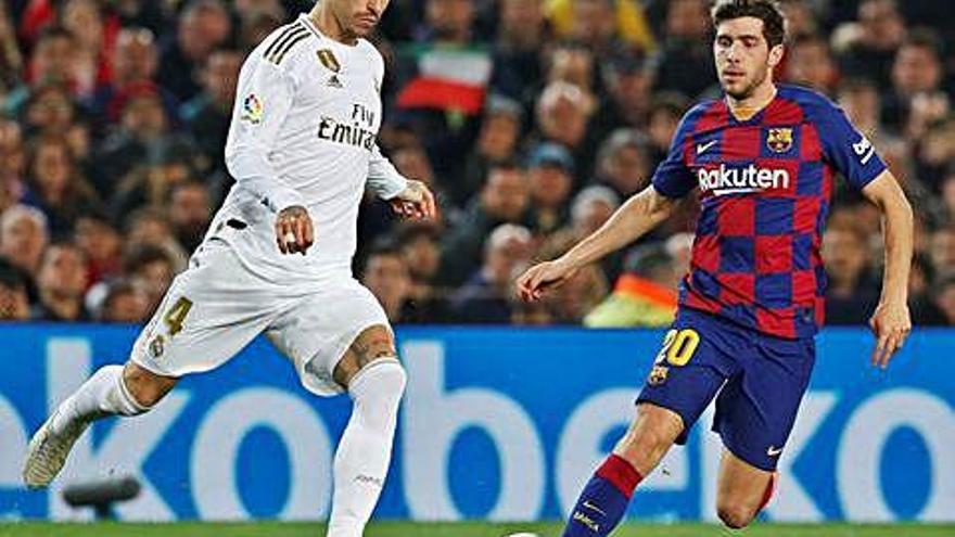 Sergio Ramos disputant una pilota amb Sergi Roberto durant el clàssic