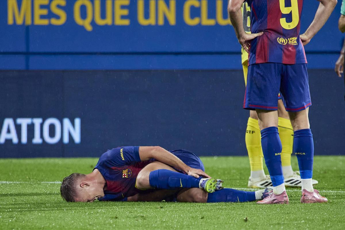 Dani Olmo se duele sobre el terreno de juego