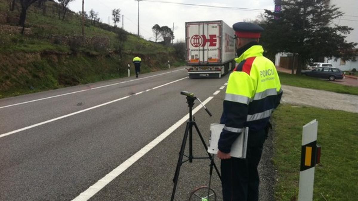 Los Mossos investigan en el lugar del accidente de la N-2