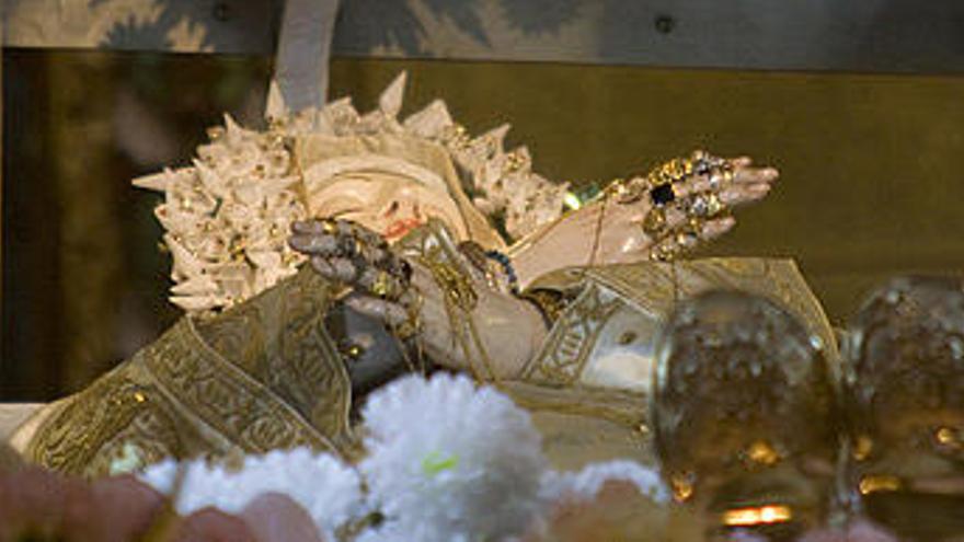 Imagen de la Virgen sobre el altar.