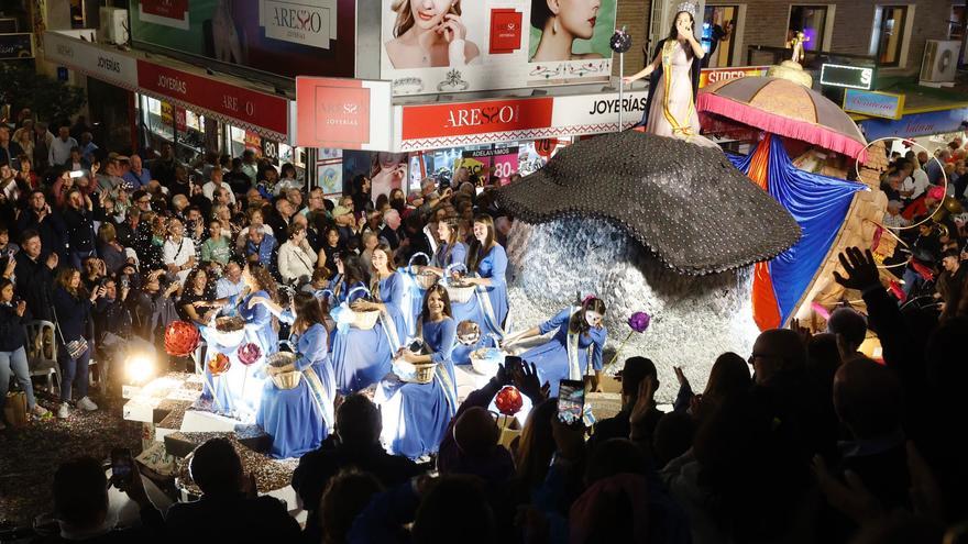 Benidorm despide las fiestas con el color de las carrozas y un castillo de fuegos