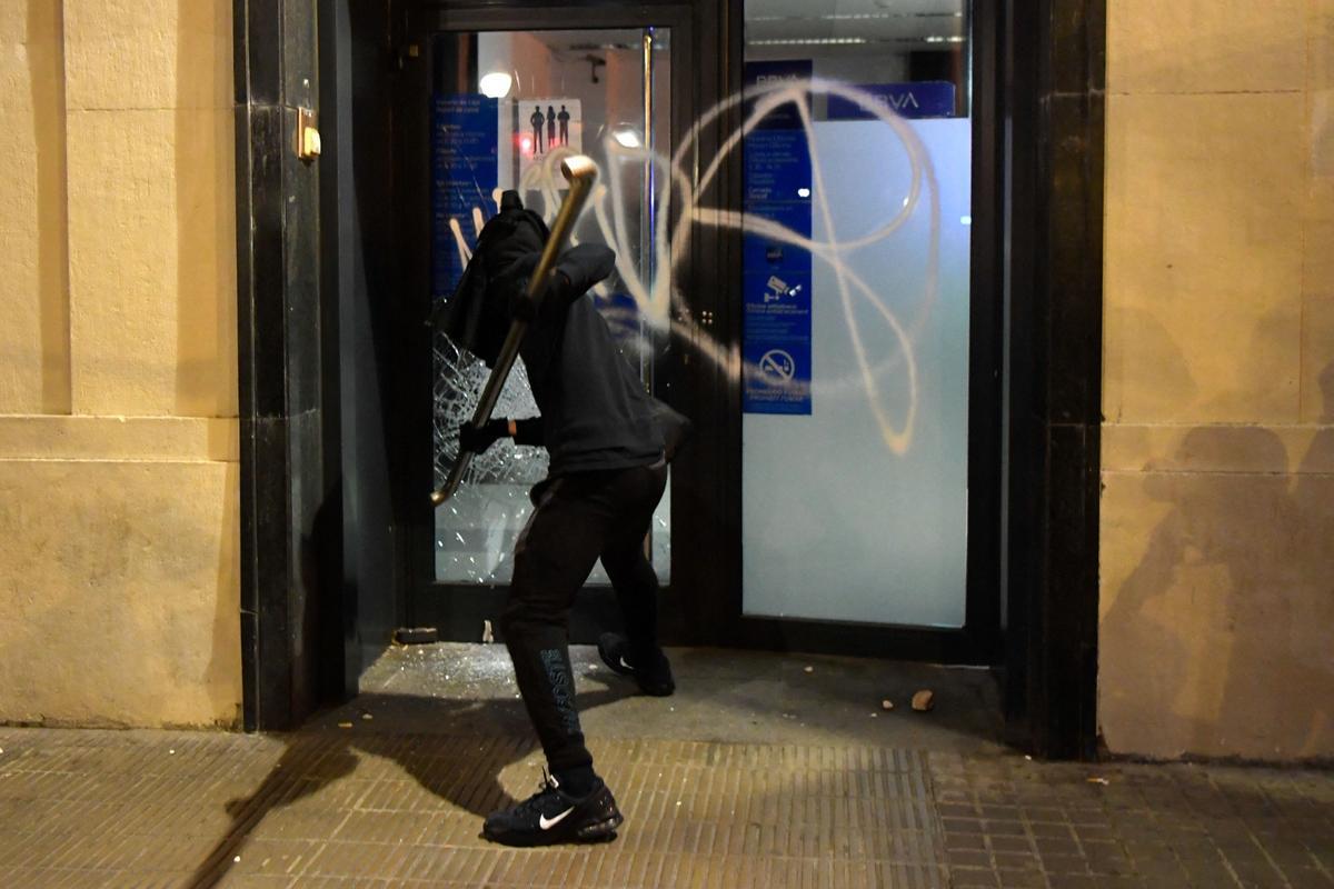 Un grupo violento destroza el cristal de una oficina bancaria en Barcelona en la cuarta noche de incidentes