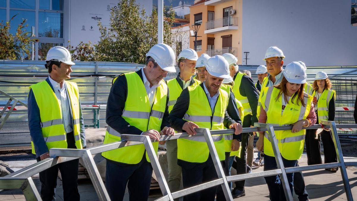 El presidente de Canarias, Fernando Clavijo, se alonga a una barrandilla en El Paso.