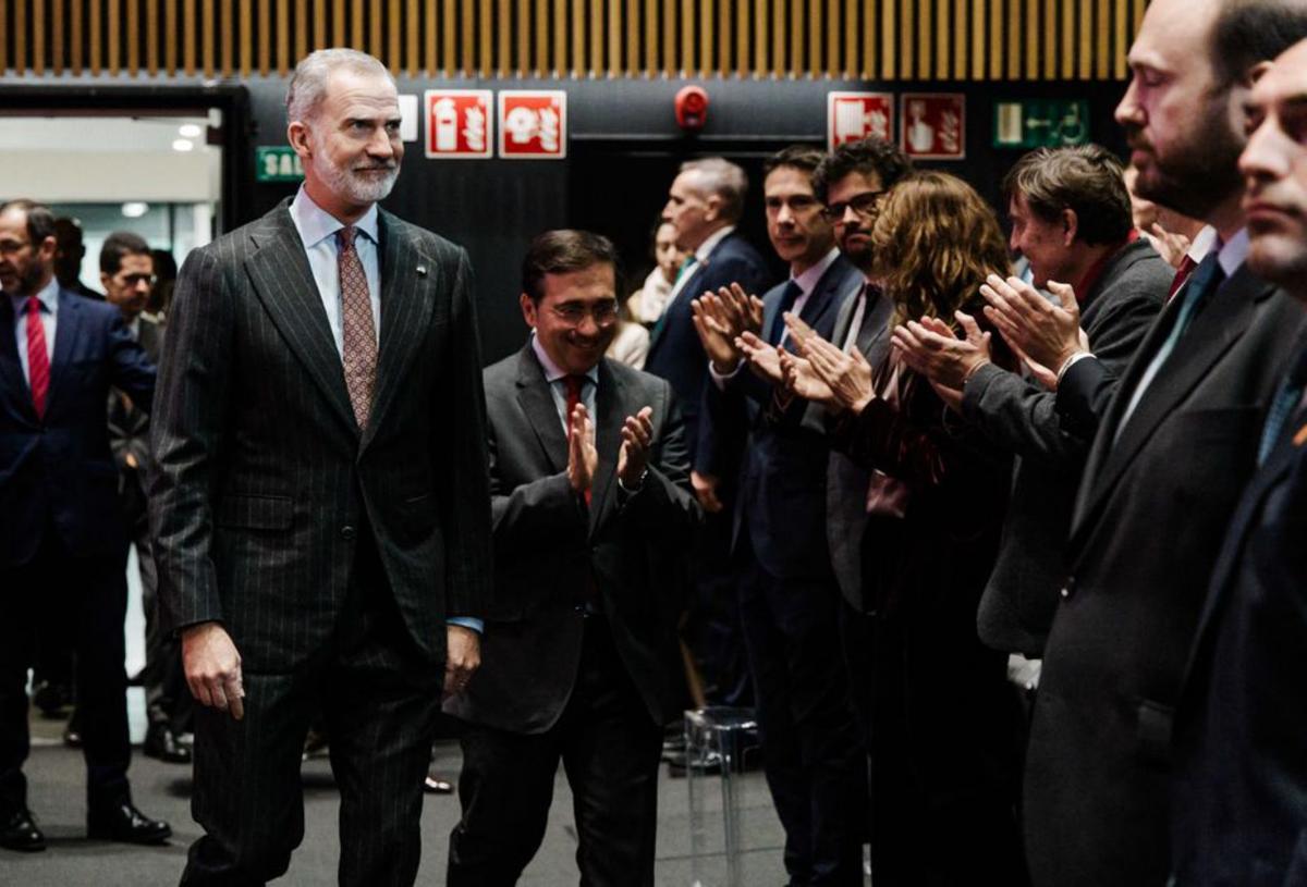 Felip VI i José Manuel Albares, ministre d’Exteriors, ahir a Madrid en la reunió amb els ambaixadors espanyols