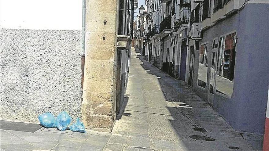 Basura en el centro, a mediodía