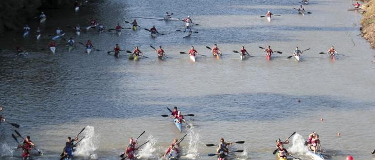 Decenas de palistas surcan las aguas del Xúquer en el recuperado descenso deportivo. | LEVANTE-EMV