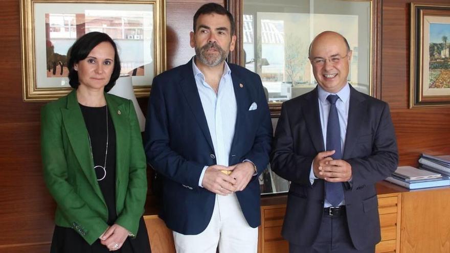 La edil Isabel García, el alcalde José López y el consejero Andrés Carrillo, ayer en Murcia.