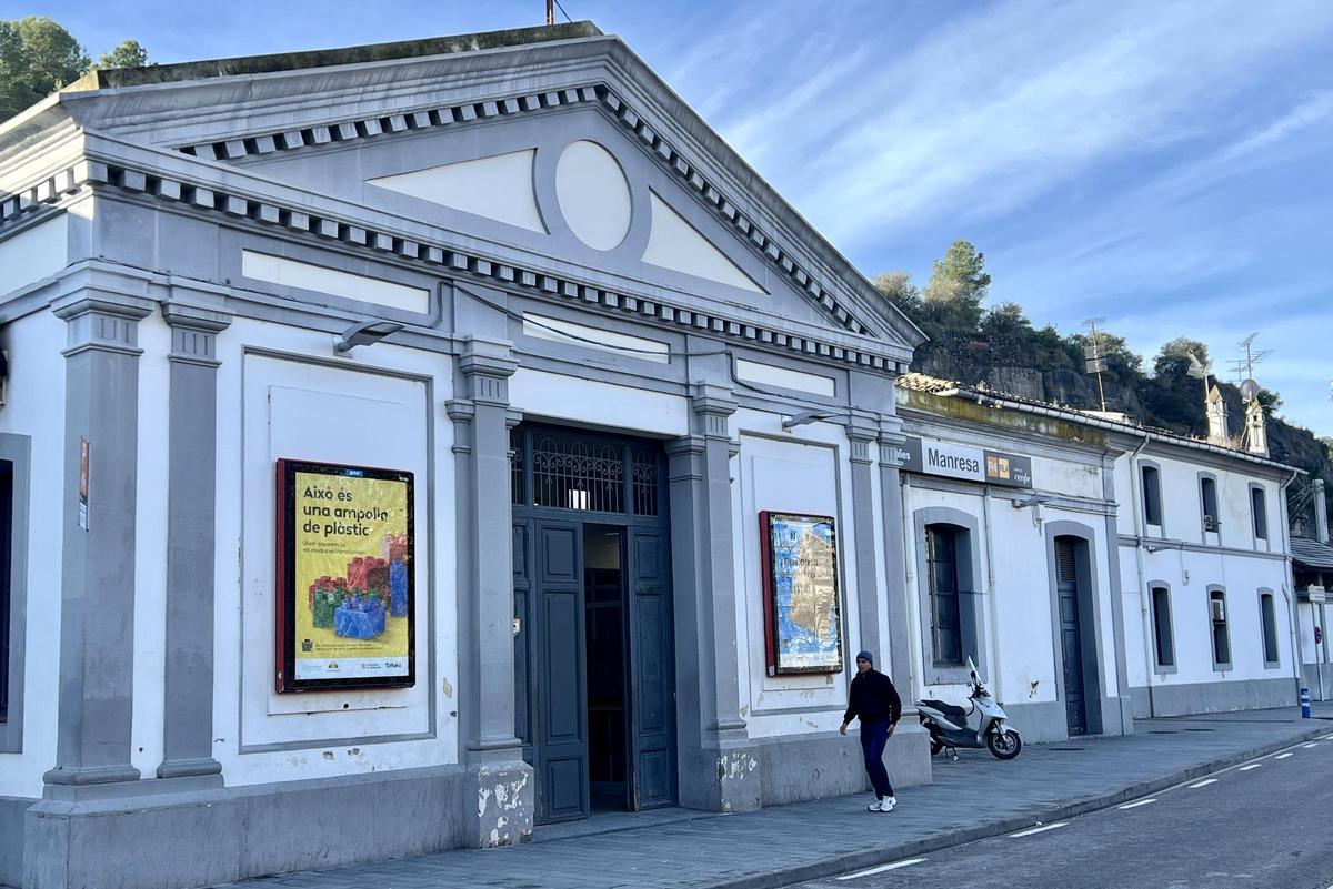 Un usuari arriba a l'estació de Manresa amb la intenció d'agafar un tren.