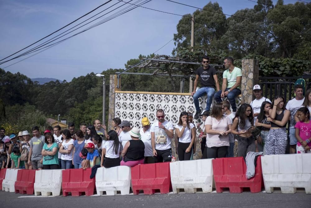 Cincuenta carros de bolas animan a toda velocidad las carreteras de Valladares ante una multitud de espectadores.