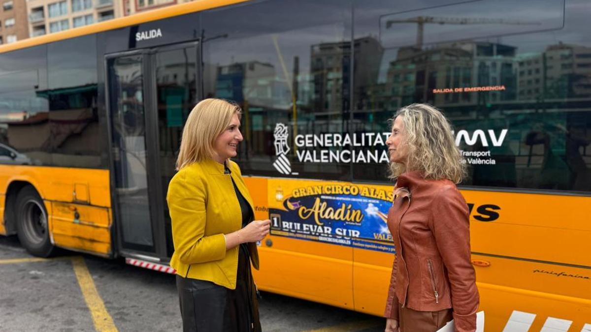 La consellera Salomé Pradas con uno de los autobuses del servicio metropolitano