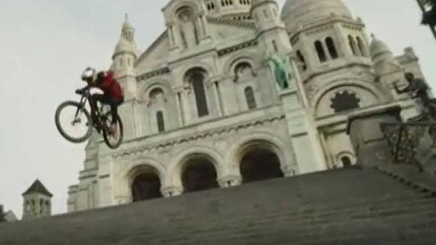 Espectacular descenso de un 'biker' por las calles de París