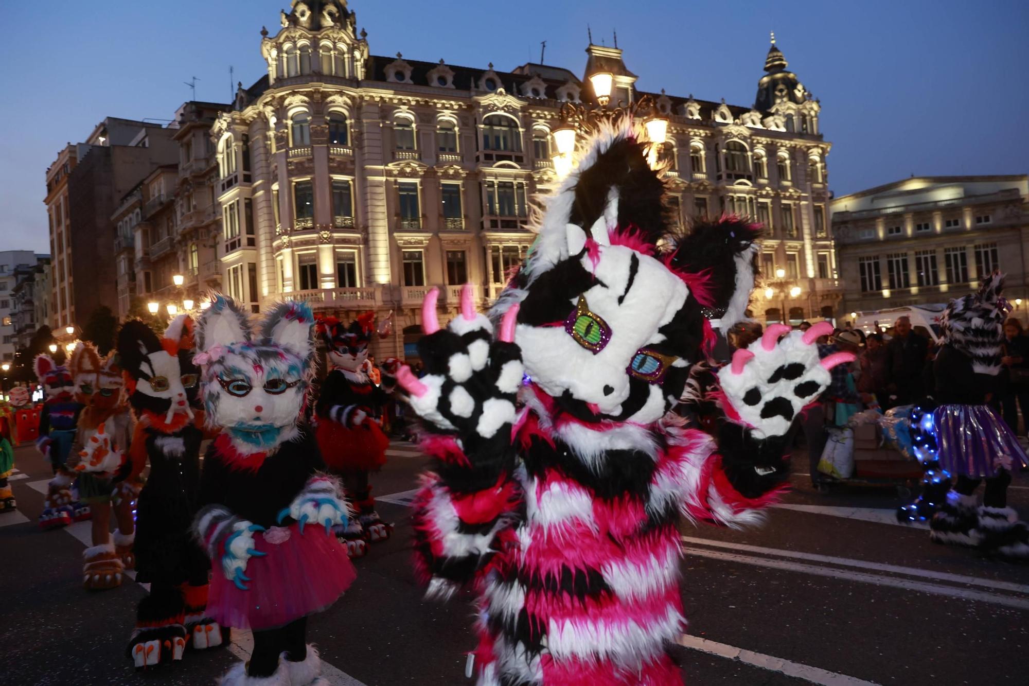 EN IMÁGENES: El Carnaval llena de color y alegría las calles de Oviedo