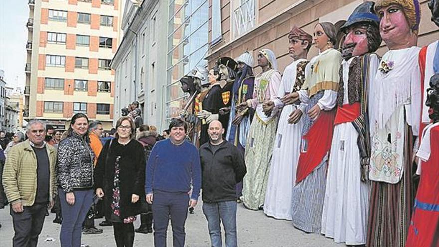 Los ‘gegants i cabuts’ de Burriana rinden pleitesía a Sant Blai con un desfile y bailes