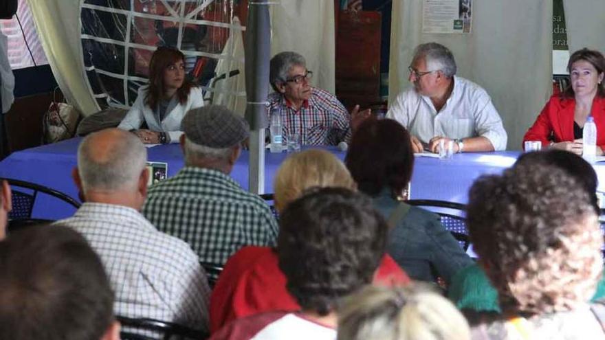 Miguel Rojo, con la psicóloga y autoridades, en una reunión de Alcohólicos Rehabilitados.
