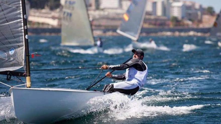 Miguel Fernández Vasco en la disputa del último Campeonato de España de clase finn en la bahía coruñesa.