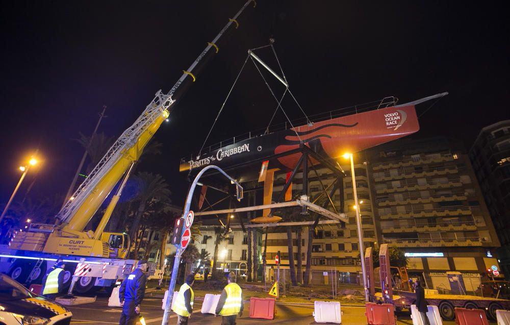 Comienzo de la instalación del barco en la Plaza del Mar a las 2 de esta madrugada