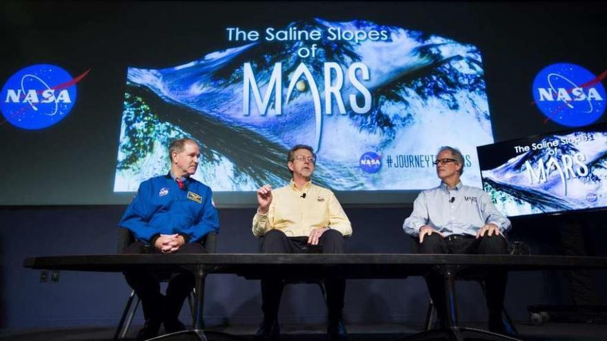 Expertos de la NASA presentan, ayer, los resultados del estudio en Marte.