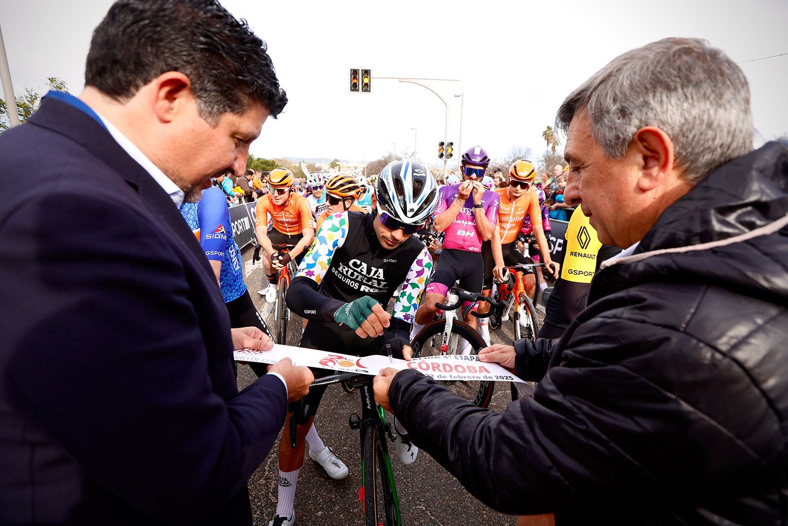 La salida de la etapa de Córdoba de la Vuelta a Andalucía en imágenes