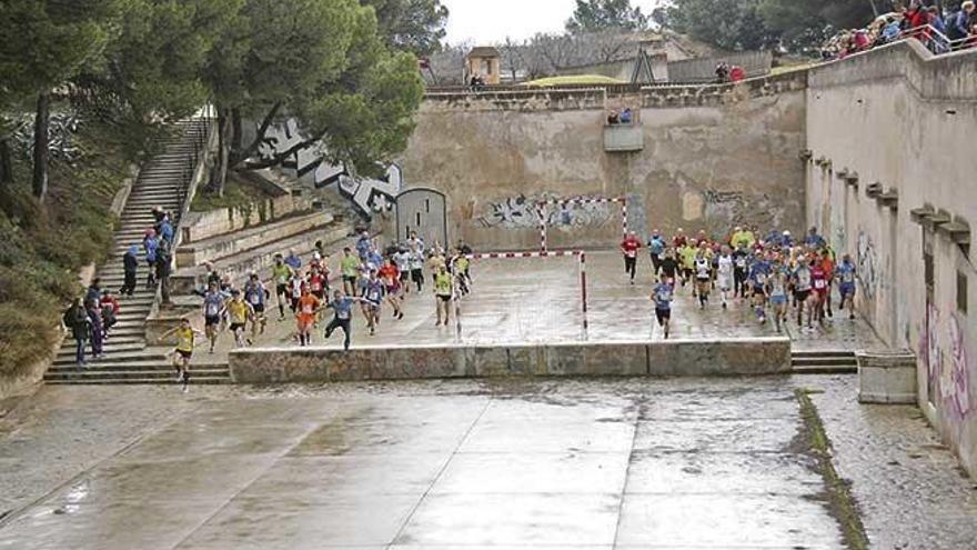 Momento de la salida de la carrera de categoría absoluta en el cross celebrado en el Coll den Rebassa.