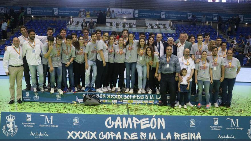 Voluntarios y organizadores, tras el último partido.