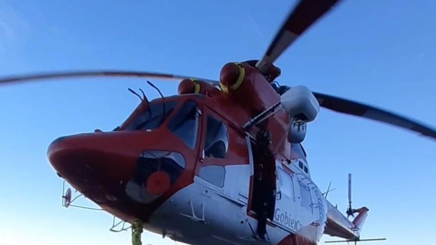 Un helicóptero del GES rescata a un senderista herido en La Aldea