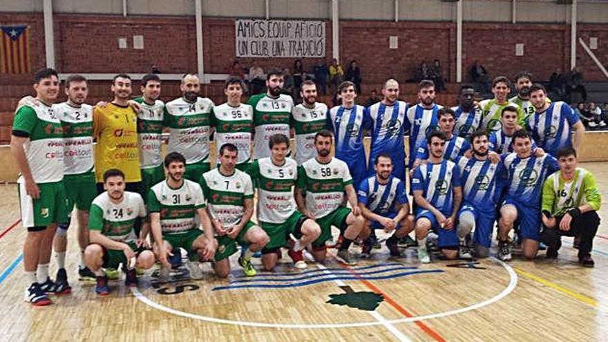 Els jugadors del Bordils i del Banyoles, ahir, abans del partit que van disputar al Blanc-i-Verd.