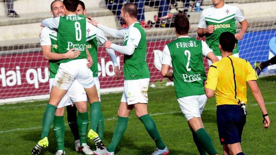 Jugadores del Racing de Ferrol celebran un gol en un partido anterior. // Rafa Vázquez