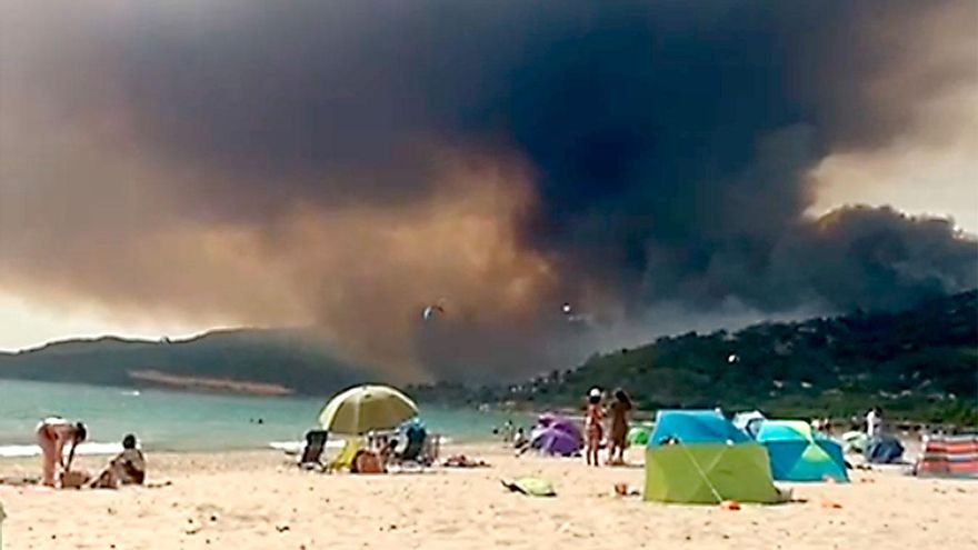 El incendio de Tarifa provoca la evacuación de 5.000 vehículos y el desalojo de hoteles, campings y chiringuitos