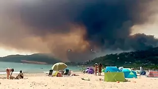 El incendio de Tarifa provoca la evacuación de 5.000 vehículos y el desalojo de hoteles, campings y chiringuitos