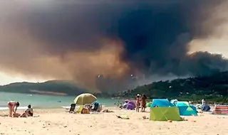 El Infoca incorpora dos aviones y varios helicópteros al incendio de Tarifa, que desaloja a 1.500 personas
