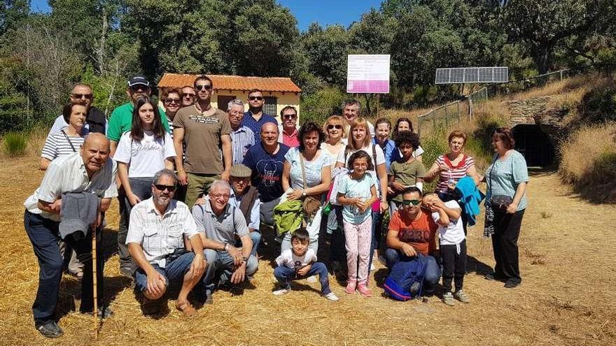 Vecinos de Villamor de la Ladre durante la visita a la mina de Villadepera.