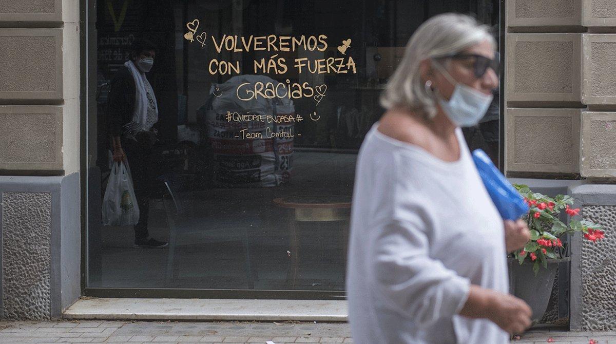 Mensaje positivo en el escaparate de una tienda de Barcelona, el 16 de mayo.