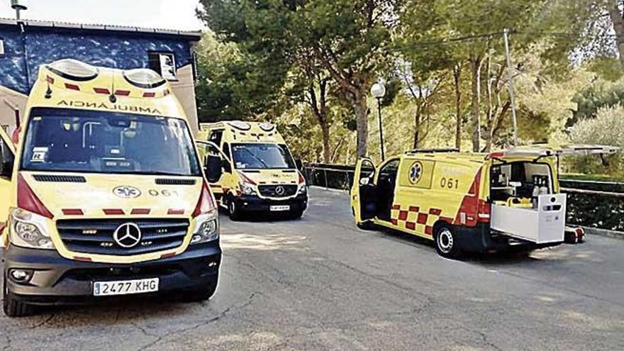 Las ambulancias que se desplazaron ayer al colegio de Peguera.