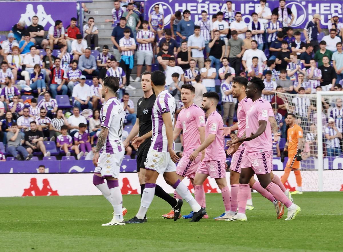 Jugadores del Eldense persiguen al árbitro antes de anular el gol en Valladolid