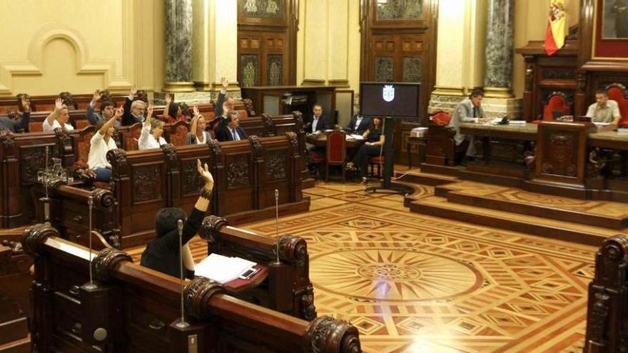 Momento del pleno en el que Partido Popular y BNG votan en contra de la modificación del presupuesto presentada por el Gobierno local.